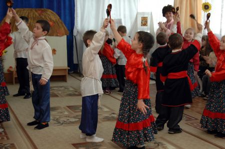 Исполняется русская пляска детьми