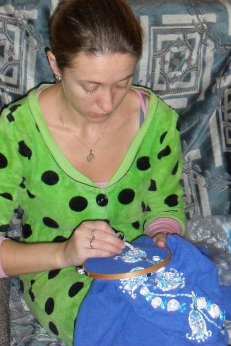 Выполнение вышивки на брюках.