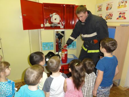 Фото 2. Интересная встреча с настоящим пожарным