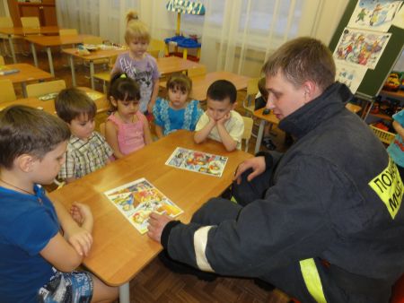 Фото 3. Интересная встреча с настоящим пожарным