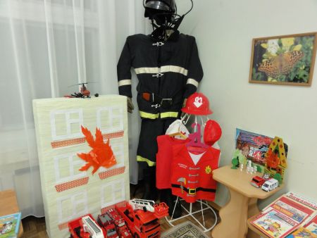Фото 4. В группе организован уголок Уголок пожарной бесопасности
