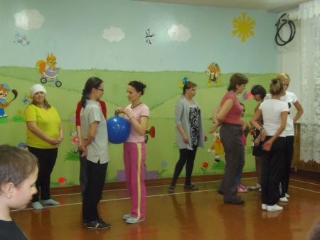 Даже те, кто не собирался участвовать, не удержались от соблазна порадовать детей)))