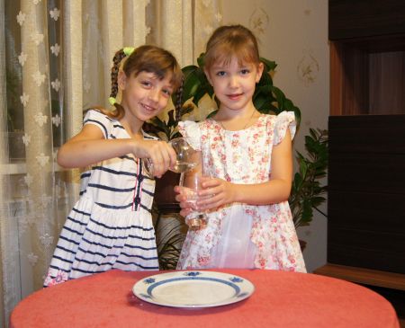 Фото авторов во время опытов