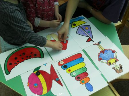 Выкладывание пуговиц на картинках.