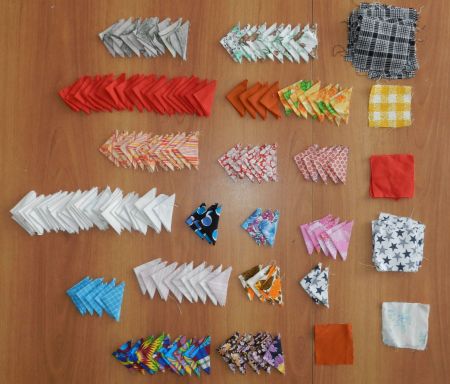 Полученные заготовки-«треугольники» разложить по цвету.