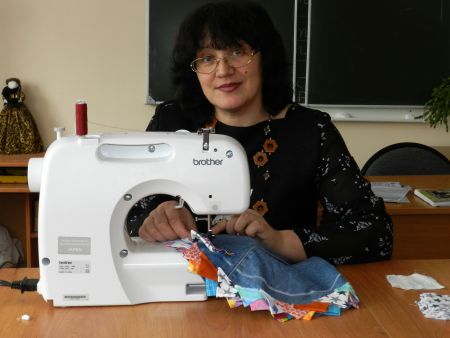  Заготовки-«треугольники» нашить рядами кругов.