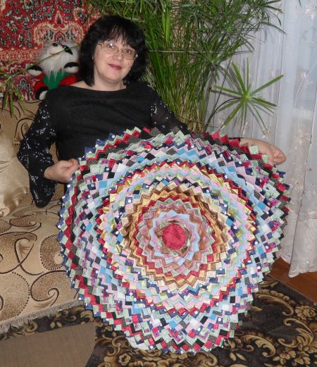 Круглый коврик получился пышный, как цветок.