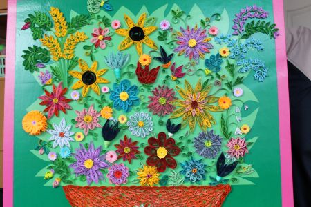 Ваза с цветами в технике квиллинг