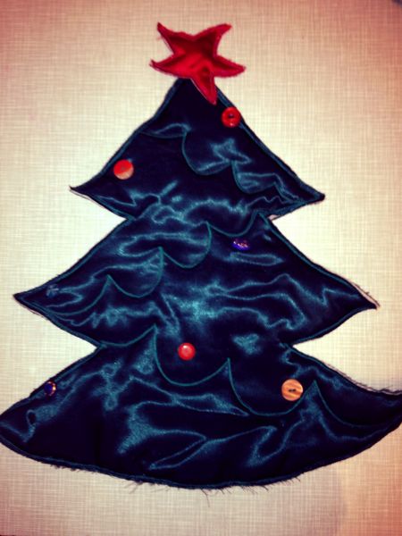 Фото 1. Елка, сшитая из атласной зеленой ткани, с пришитыми на нее пуговицами