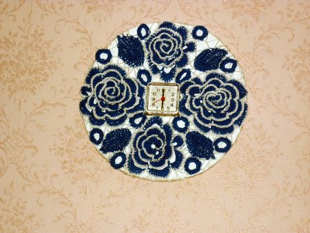 Часы «Гжель» в технике вязание крючком