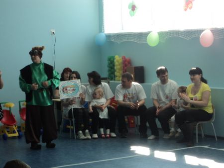 Играют педагоги и родители