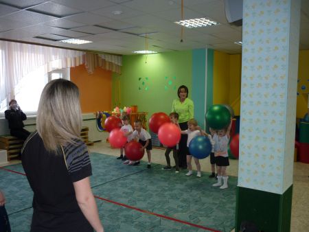 Подвижная игра «Догони мячик» 