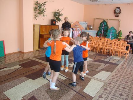 В круг вставайте дружно все , двинулись вперёд, к мечте (танец &laquo;Сиртаки&raquo;)