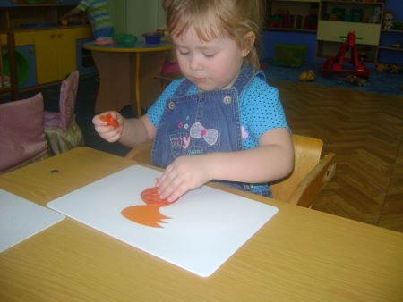 Рис.1 Нанесение пластилина на силуэт рыбки.