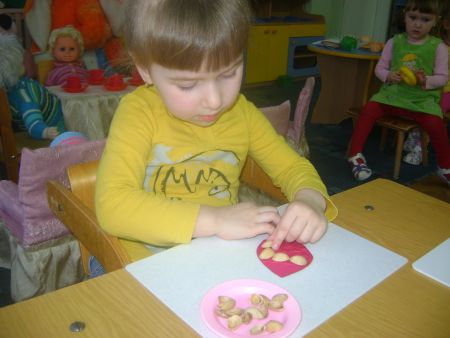 Рис.2 Нанесение природного материала на силуэт рыбки.