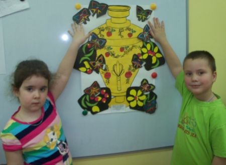 Фото №3. Маша и Никита показывают работу.