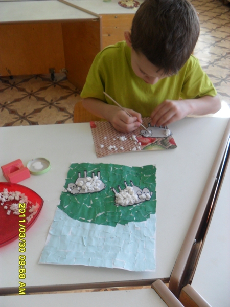 Из бумажных комочков делаем шерсть для ягнят