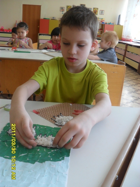 Наклеиваем ягнят на основной фон