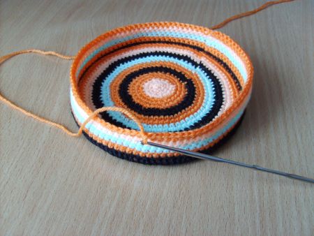 Вяжем боковые края корзиночки