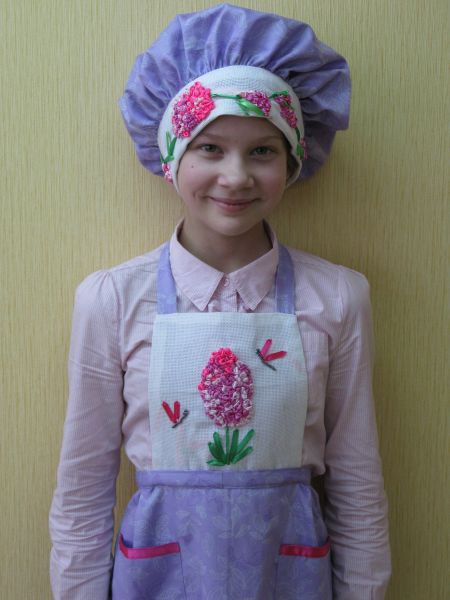 Фартук и поварской колпак. Выполненв ученицей 5 класса Вохмяниной Мирославой