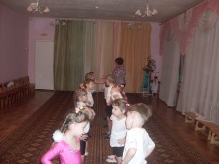 На фото: Утренняя гимнастика.