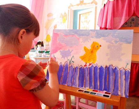 Алина за работой