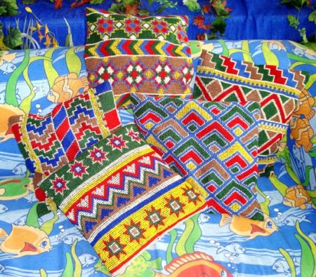 Все подушки с разным орнаментом