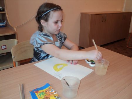 Маша рисует свое творение «Утенок»