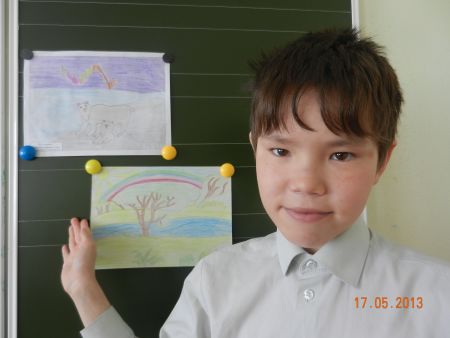 Автор со своими рисунками.