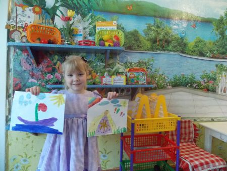 Автор со своими работами.