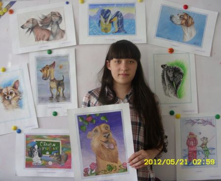 Мухаметова Дарья со своими рисунками.