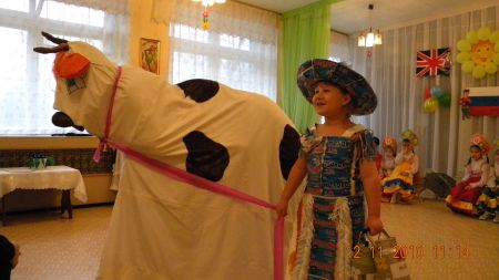 Фото 2. Девочка-англичанка с коровой