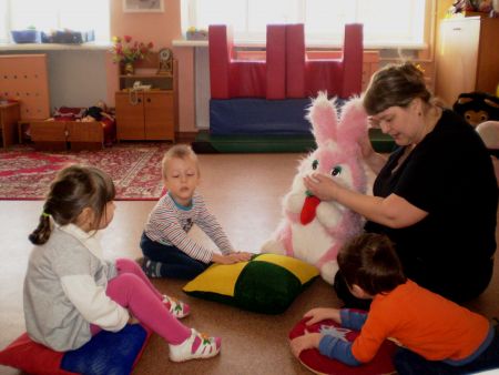 Фото 2. Рассказывание адаптированных сказок с помощью педагога