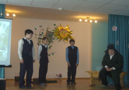 Фото 2. Инсценировка стихотворения  З. Александровой «Скворцы» учащимися 4 класса.