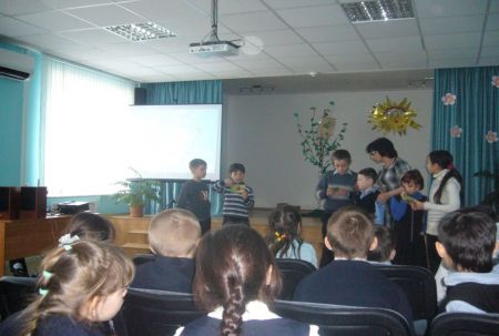 Фото 3. Игра с залом «Назови пословицу о весне»