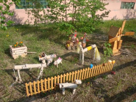 Фото 4. На деревенском дворике можно встретить коня, свинок, петуха со своим семейством.