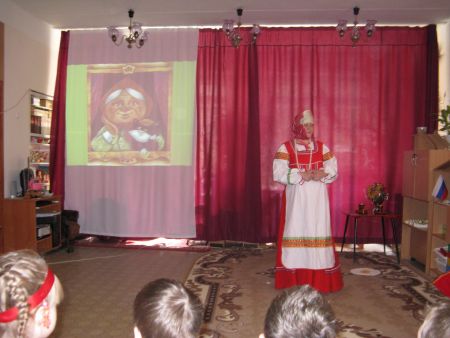 Фото 1. Бабушка старенька, бабушка добренька, всех внучат любит, всех приголубит.