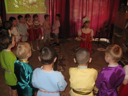 Фото 2. Бабушка старенька, бабушка добренька, всех внучат любит, всех приголубит.