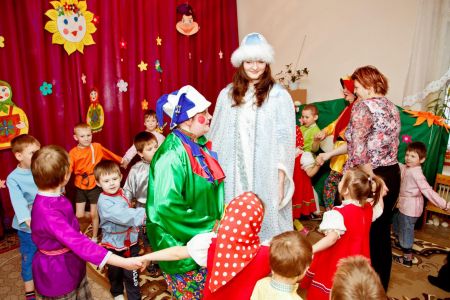 Фото 3. Крепче за руки беритесь и по кругу становитесь! Будем весело плясать, зимушку провожать.