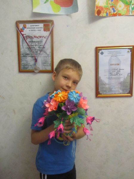 Ваза с цветами в технике оригами