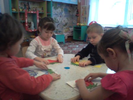 Проводится дидактическая игра «Разрезные картинки».