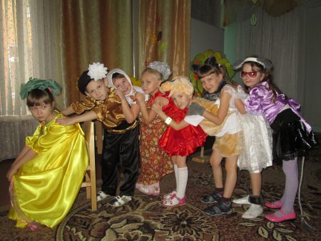 Фото 2. Дружно, все вместе тянем репку.