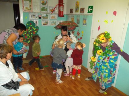 Фото 1. Ребята младших групп играют в игру «Солнышко и дождик».