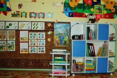 Фото 3.  Методический центр и предметно-развивающая стена