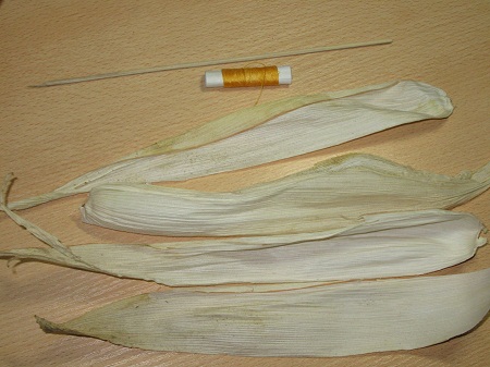 1. Берем листья талаша, нитки, шпажки.