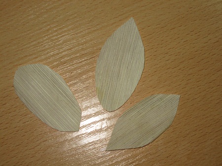 2. Вырезаем листочки.