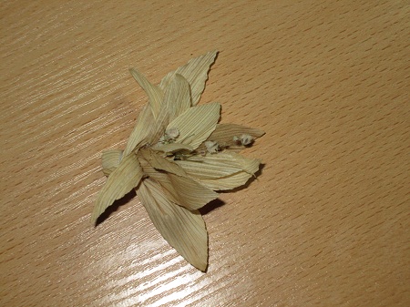 4. Собираем вместе листочки и завязываем нитками.