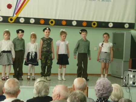 4. Со слезами на глазах и трепетом сердец ветераны Великой Отечественной войны подхватывают знакомые слова песен и ритмы танца, вспоминая тяжелые годы, горечь утрат, радость Великой Победы.