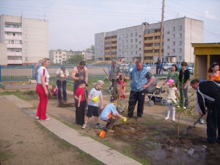 Папа в руки взял лопату, чтоб деревья посадить.  Ну, а я с ведерком рядом, хочу деревце полить!