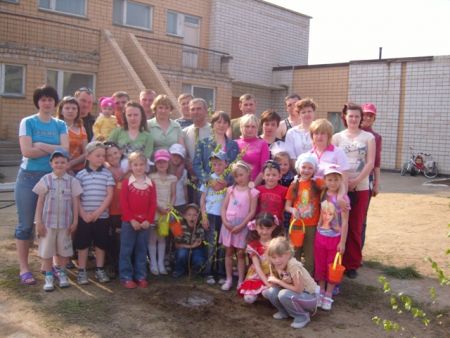 Фото 5. Дружно с папой, дружно с мамой, мы березки посадили.  